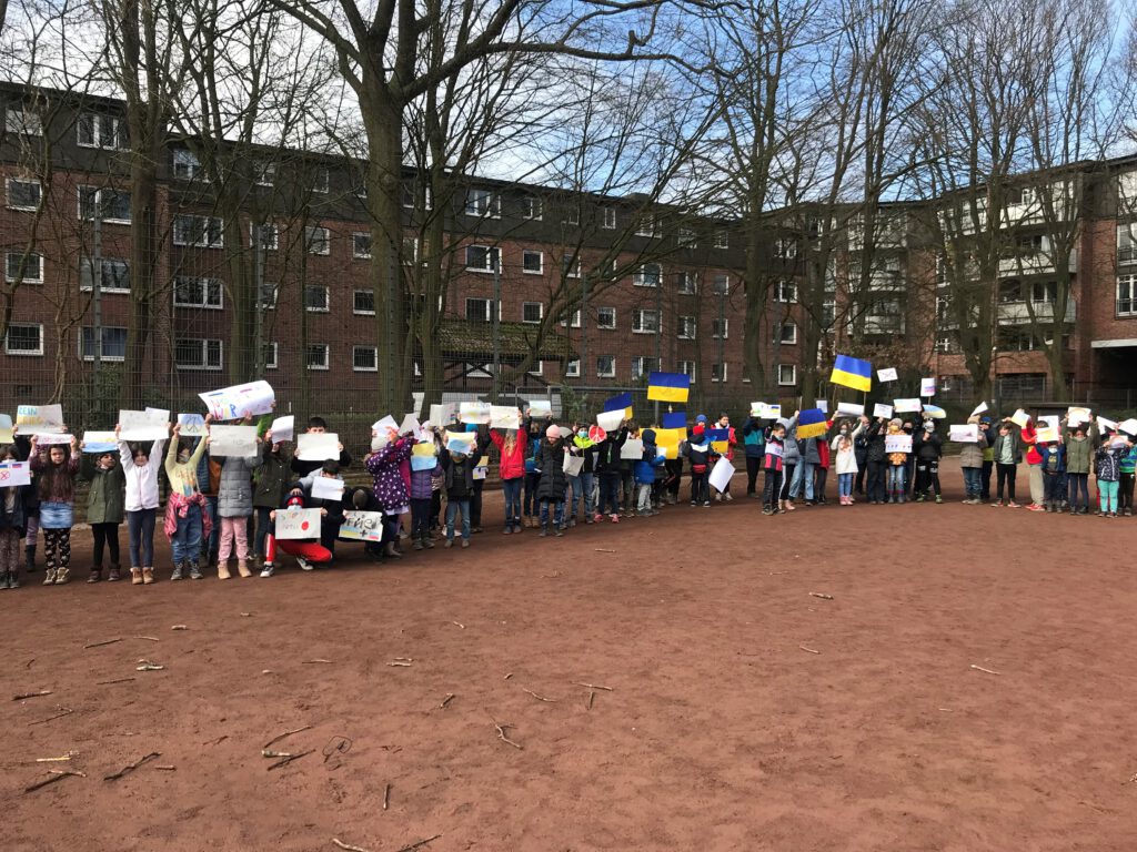 Die SchülerInnen der Schule Mendelssohnstraße haben am 04.03.2022 spontan und aus eigenem Antrieb Plakate gestaltet und in der Pause eine Friedens-Demo organisiert.